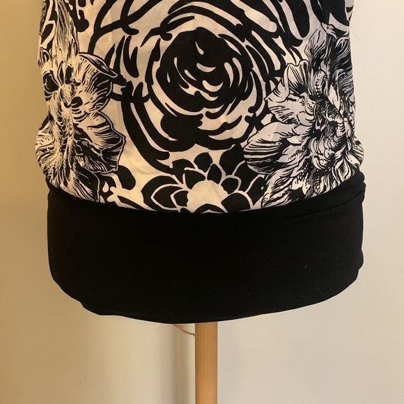 Women's Sleeveless Turtleneck Blouse - Picture 8 of 9